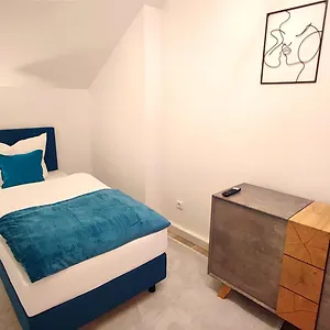  Apartment Homely - Urban Oasis